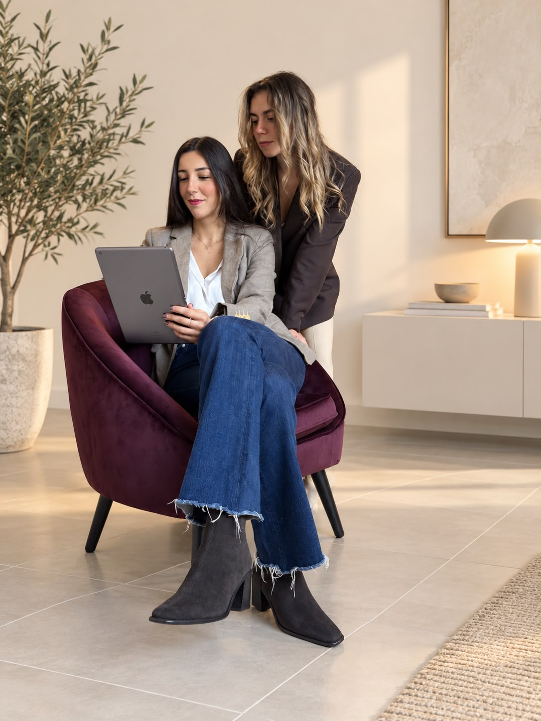 Martina Bianchini seduta in poltrona con un tablet, Alessandra Ajdini in piedi accanto a lei